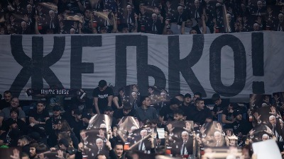 Skandiranje se ori Arenom: Grobari vređaju Vučića i Mijailovića (VIDEO)