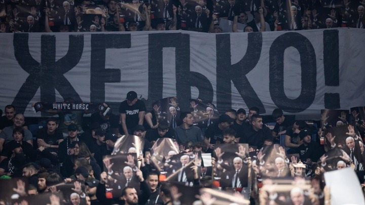 Skandiranje se ori Arenom: Grobari vređaju Vučića i Mijailovića (VIDEO)