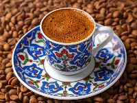 Srce vam lupa kada popijete kafu? Kardiolozi objašnjavaju zašto i kada je "lupanje u grudima“ opasno