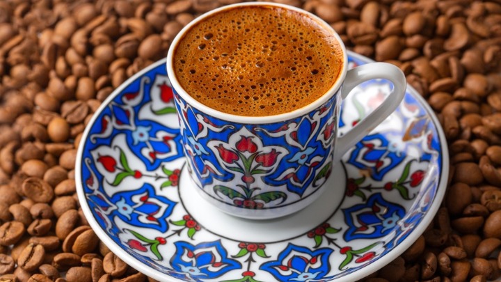 Srce vam lupa kada popijete kafu? Kardiolozi objašnjavaju zašto i kada je "lupanje u grudima“ opasno