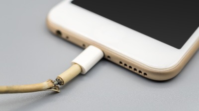 Zašto svaki mobilni ima ovaj mali otvor? Rešavamo MISTERIJU rupice na TELEFONU 