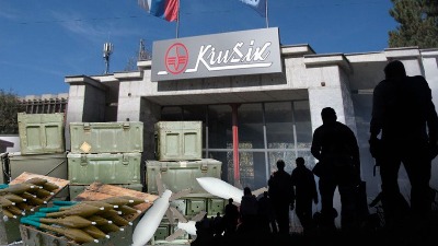 VOJNE FABRIKE POD VLAŠĆU SNS Nova mašina košta, a mari li ko o radnicima?