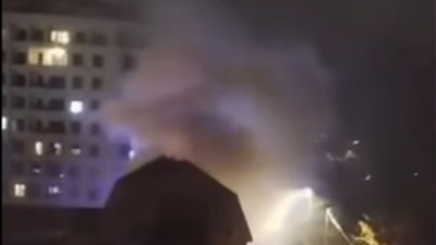 Veliki požar u Bulevaru kralja Aleksandra: Vatra na samo 50 metara od pumpe (VIDEO)