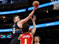 Svi su u čudu gledali Jokićevu ruku kada je seo na klupu (FOTO)