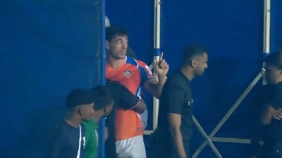 Najbizarniji crveni karton: Imao je donji veš - pogrešne boje (VIDEO)