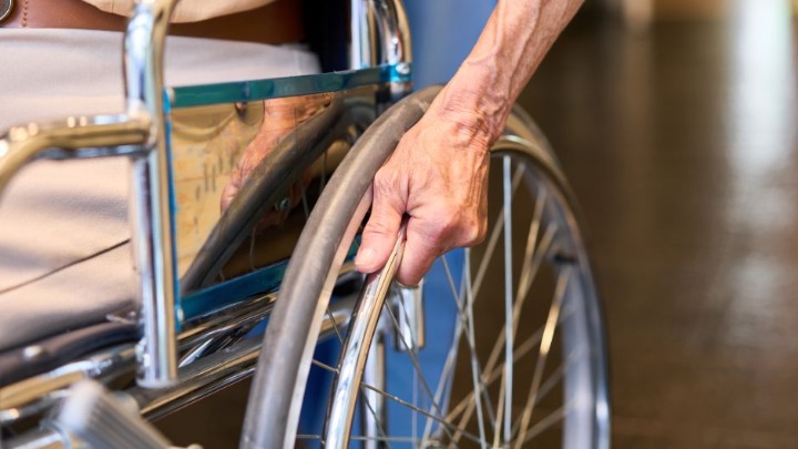 ŠOK U BEOGRADU Žene u invalidskim kolicima se potukle! A onda je jedna gospođa ustala... (VIDEO)