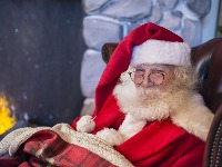 Stavio na kuću natpis da Deda Mraz ne postoji - odmah ZVALI POLICIJU