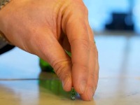 Napravljena najmanja flaša bezalkoholnog piva na svetu (VIDEO)