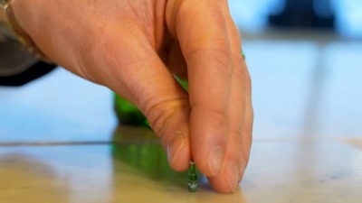 Napravljena najmanja flaša bezalkoholnog piva na svetu (VIDEO)