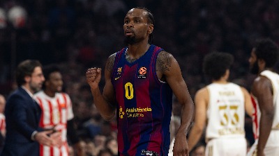 Gore mreže: Navijač u dresu Partizana bodrio Barsu protiv Zvezde, reagovao i Kevin Panter (VIDEO)