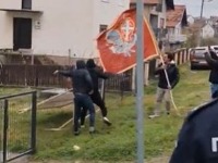 Ekstremisti iz KG lomili tablu ispred kuće radnika iz Nepala (VIDEO)