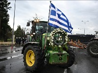 PROTEST U GRČKOJ Poljoprivrednici blokirali granice, aerodrom i puteve (FOTO)