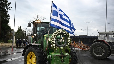 PROTEST U GRČKOJ Poljoprivrednici blokirali granice, aerodrom i puteve (FOTO)