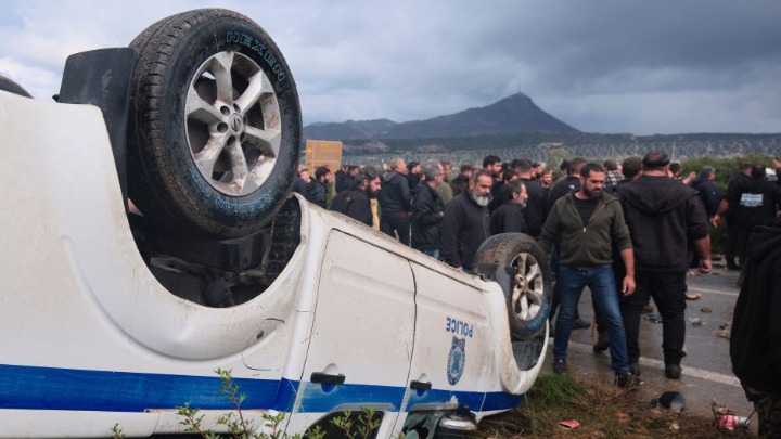 Haos u Grčkoj: Sukob poljoprivrednika i policije na Kritu, blokirani putevi u celoj zemlji (FOTO, VIDEO)