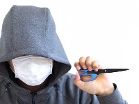 Određen pritvor za tri osobe: Naterali muškarca da ošiša suprugu