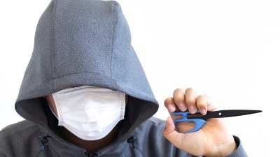 Određen pritvor za tri osobe: Naterali muškarca da ošiša suprugu