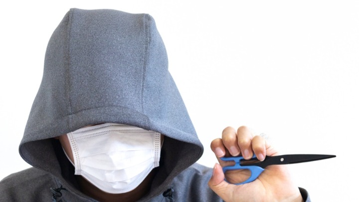 Određen pritvor za tri osobe: Naterali muškarca da ošiša suprugu