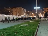 Pristalice vlasti okupljaju se u Ćacilendu pred šetnju studenata do Predsedništva