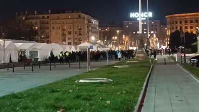 Pristalice vlasti okupljaju se u Ćacilendu pred šetnju studenata do Predsedništva