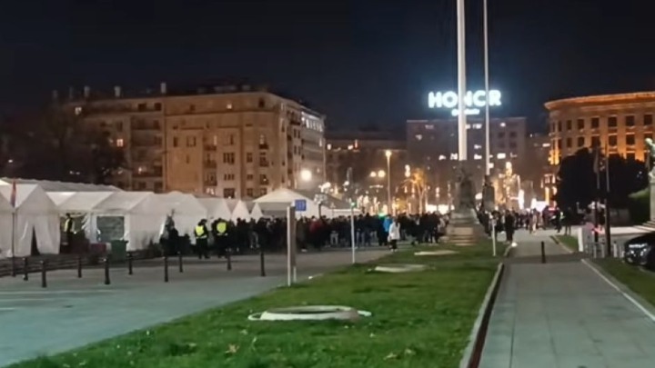 Pristalice vlasti okupljaju se u Ćacilendu pred šetnju studenata do Predsedništva