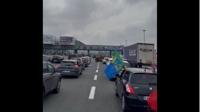 "Izvinite svi..." Gužva na auto-putu ka Nišu, krcata naplatna rampa (VIDEO)