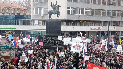 Američki mediji: Srbi skandiraju - "Zaslužujemo bolje", dok protest pojačava pritisak na Vučića