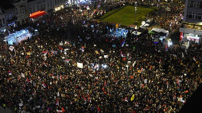 Završen veliki protest u Nišu: Kolce uz bubnjeve, usvojen "Studentski edikt" (VIDEO, FOTO)