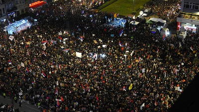 Niš osvanuo čist: Studenti do jutra čistili gradske ulice (FOTO)