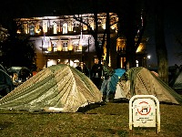 Više desetina muškaraca različitog uzrasta napušta kamp u Pionirskom parku