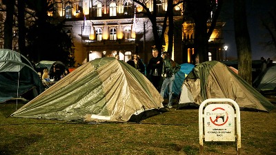Više desetina muškaraca različitog uzrasta napušta kamp u Pionirskom parku