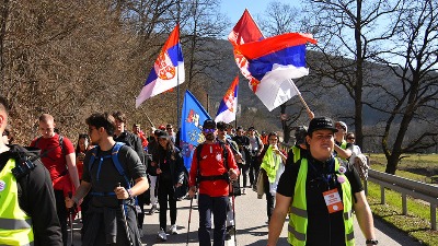 Vladika nije dao blagoslov: Šabačka eparhija zabranila studentima koji pešače na protest u Loznicu da uđu u crkvenu portu