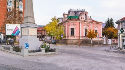 Uletela u kafanu i mužu prosula rakiju u lice - izrečena joj zabrana prilaska