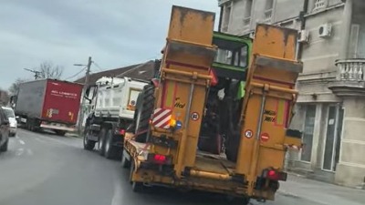 Kamion bez tablica i sa grbom Beograda prevozi traktore iz Zrenjanina (VIDEO)