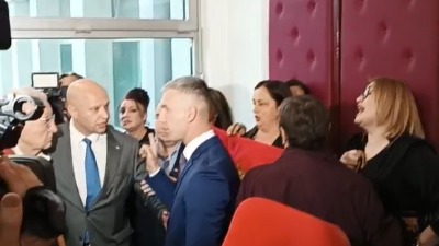 SVAĐA u Skupštini Niša: Opozicija "ZAKLJUČALA" vlast, pa svako izašao na svoja vrata (VIDEO)