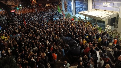 Zaglušujuća buka pred RTS-om u vreme Dnevnika 2: Posle 22 sata završena blokada RTS-a (VIDEO, FOTO)