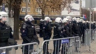 Niš POD OPSADOM pred dolazak naprednjaka: Stigla Žandarmerija, već su postavljene ograde (VIDEO)