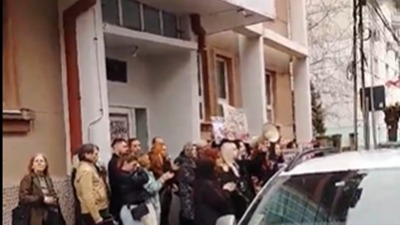 Đaci niške Umetničke protestovali zbog pritiska koji vrše neki profesori: Deo kolektiva stao uz njih (VIDEO)