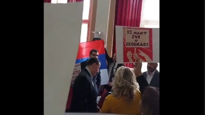 OPŠTI METEŽ na sednici Skupštine grada Kruševca: Predsednica Skupštine zadobila ogrebotinu (FOTO/VIDEO)