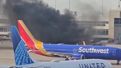 Požar u avionu: Crni dim kulja na sve strane, ljudi bežali preko krila (VIDEO)