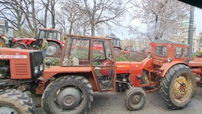 Traktori oko Pionirskog parka: Kolaps kod Skupštine (VIDEO, FOTO)