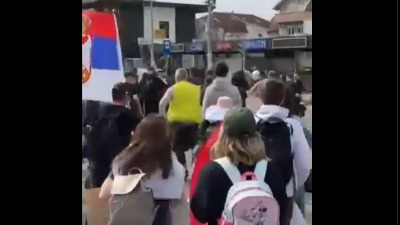 Automobil u Žarkovu se zaleteo u građane koji idu na protest: Povređeno više osoba (VIDEO)