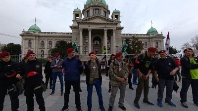 Veterani 63. padobranske brigade danas brane studente kod Skupštine (VIDEO)
