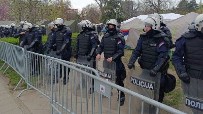 "Vučić prekoračuje ustavna ovlašćenja vršeći pritisak na policiju"