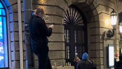 Ležerni multitasking jednog tate na protestu je HIT na mrežama (VIDEO)