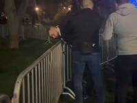 Uhapšena dvojica mladića ispred Skupštine (VIDEO)