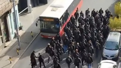 Maskirani muškarci u crnom krenuli sa Zelenog venca: Neki su već u Pionirskom parku (VIDEO)