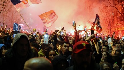 Sa gradilišta preko puta Hiltona snimali i bacali petarde na ljude koji protestuju (VIDEO)