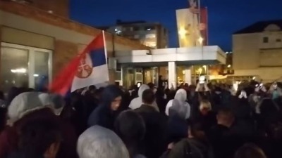 "Nisi nadležan", "Ostavke": Protest u Obrenovcu: Letela jaja ka zgradi opštine (VIDEO)