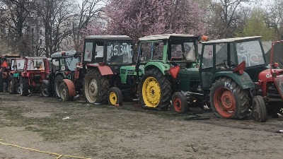 Sklonjeni traktori oko Pionirskog parka, ostali samo studenti koji "hoće da uče"