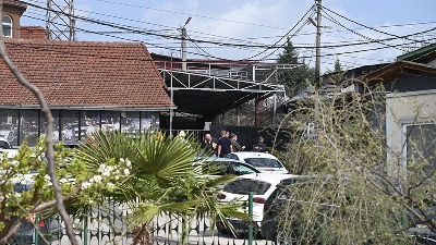 "Ubice, hoćemo pravdu": Protest u Kočanima, demoliran kafić vlasnika DISKOTEKE SMRTI (VIDEO)